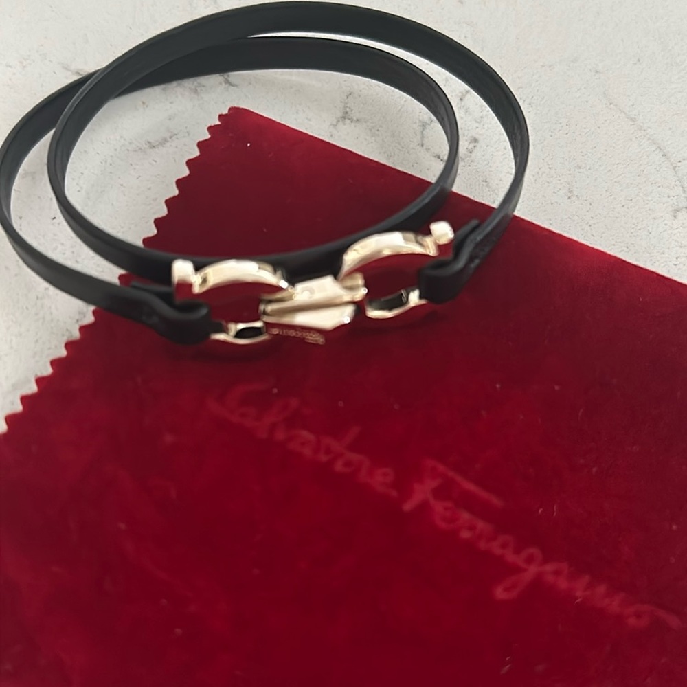 NEW SALVATORE FERRAGAMO BLACK LEATHER GOLD WRAP BRACELET IN ORIGINAL POUCH - Picture 2 of 4